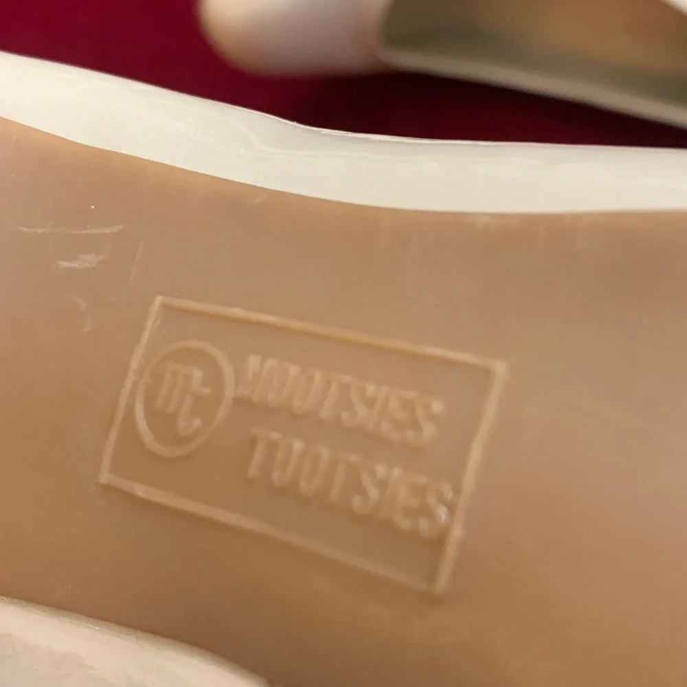 ❤Mootsies Tootsies Round toe Nude pumps